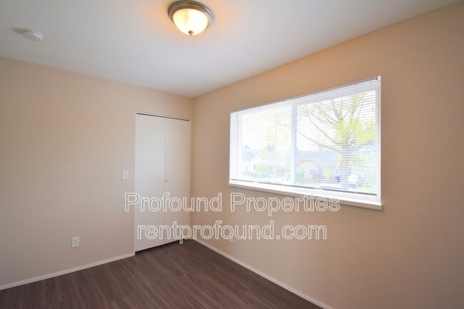 Building Photo - 738 NE 94th Ave