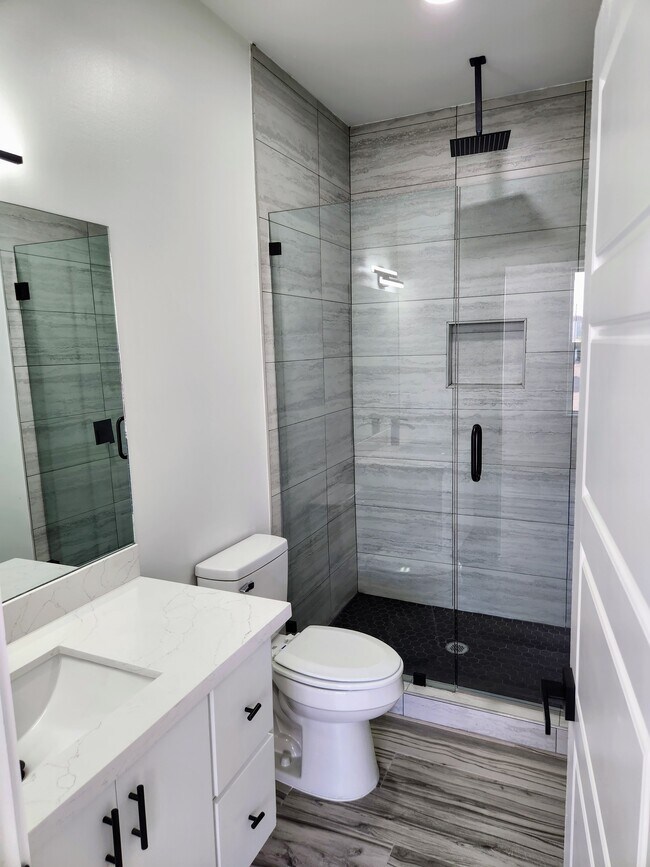 Building Photo - 702 W Seminole Ave