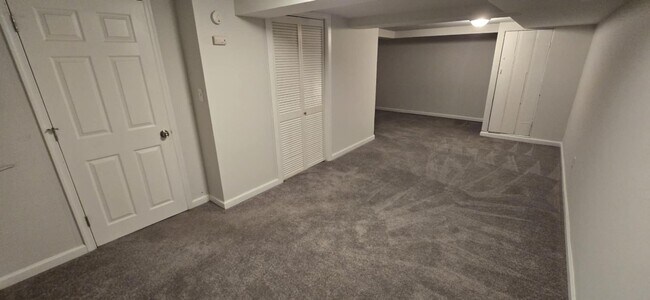 Building Photo - Huge 3-level 4 Bedroom - 2,500 sq/ft!