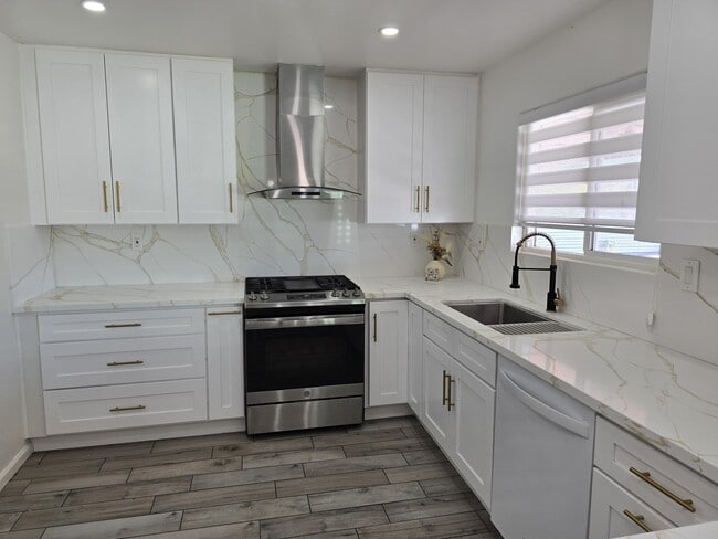 Building Photo - 15203 Avenida Ramada