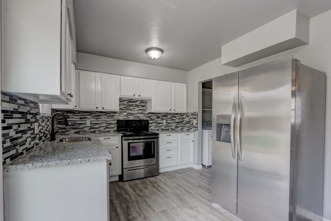 Building Photo - This Cute and Cozy 4 Bed, 2 Bath Home is Available now!!