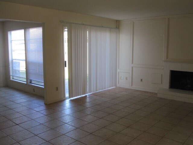 Building Photo - 10834 Sugar Hill Dr
