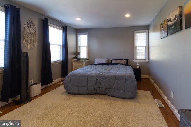 Building Photo - 3723 S Four Mile Run Dr