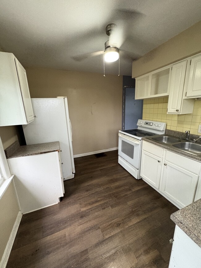 Building Photo - 2504 Vendome Dr S