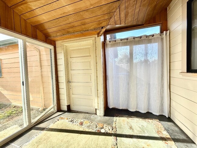 Building Photo - 2236 Home Dr