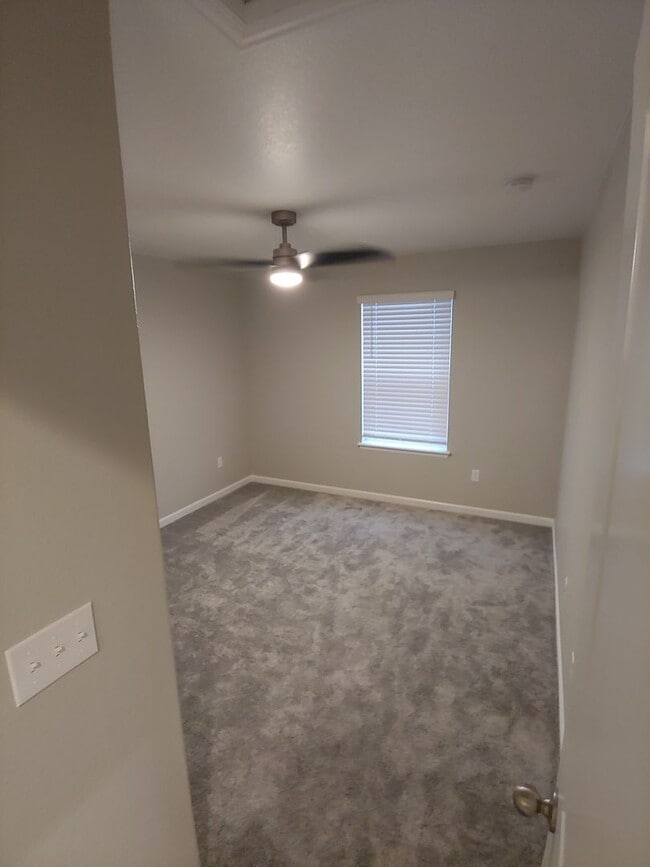 Building Photo - Gorgeous 4 Bed 3.5 Bath in Fantastic Location