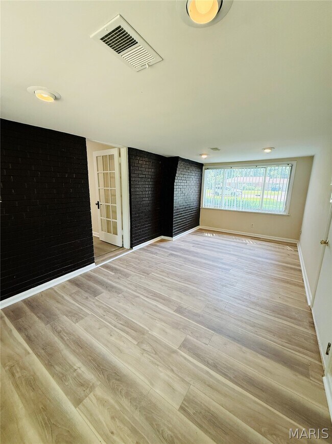 Building Photo - 544 Thurston Ave