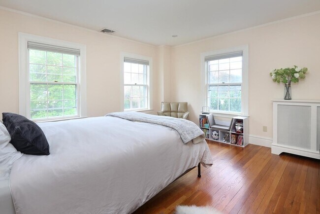 Building Photo - 1010 Centre St