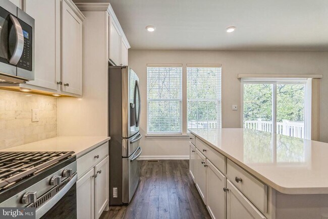 Building Photo - 10 Lilac Cir