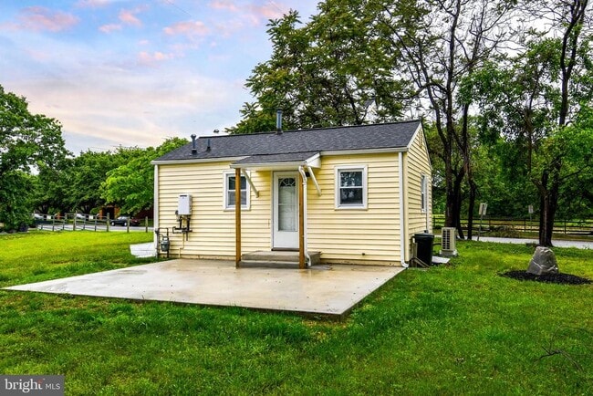 Building Photo - 366 Winmeyer Ave