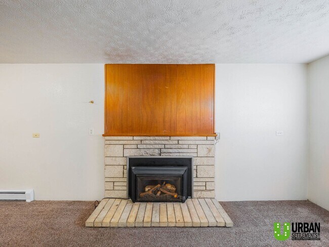 Building Photo - Spacious 2bed/1bath duplex