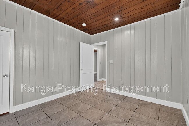 Building Photo - 887 7th St