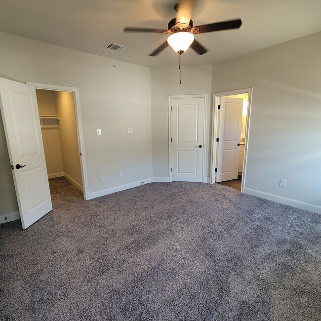 Building Photo - Townhome for rent
