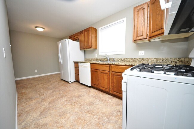 Building Photo - Freshly updated 3 Bedroom Home with a Full...