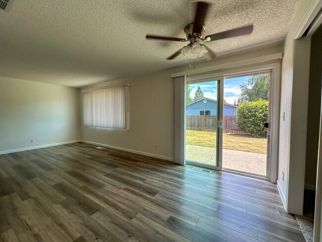 Building Photo - 1488 Warbler Dr SE