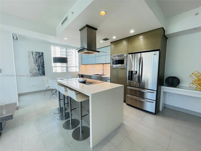 Building Photo - 801 Brickell Key Blvd