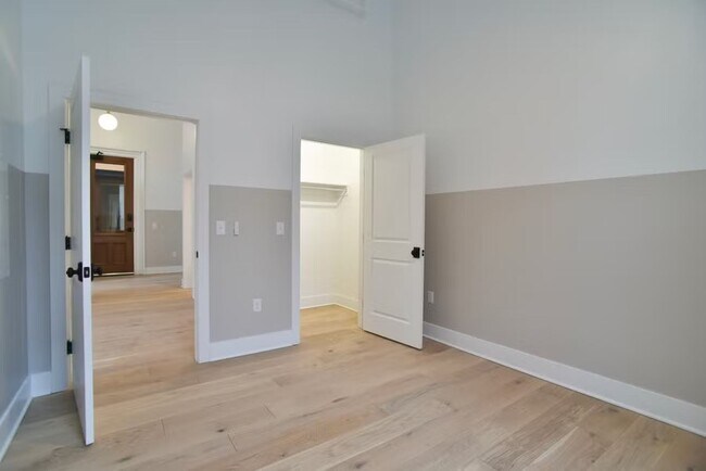 Building Photo - 30 W Broad St