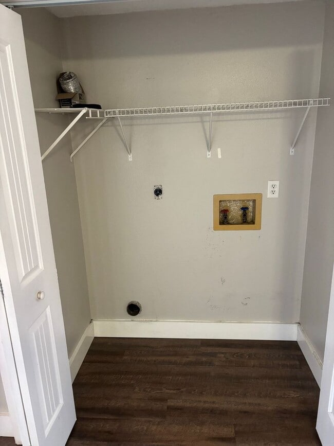 Building Photo - Spacious 3 Bedroom 2 Bath apartment!