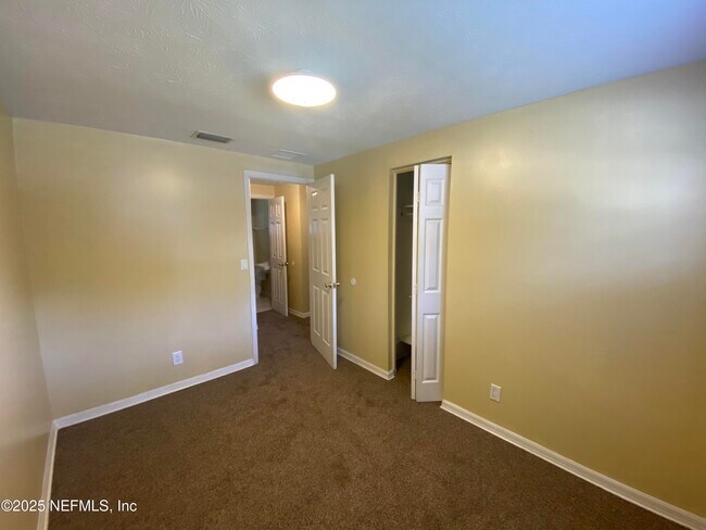 Building Photo - 165 Parkwood Dr W
