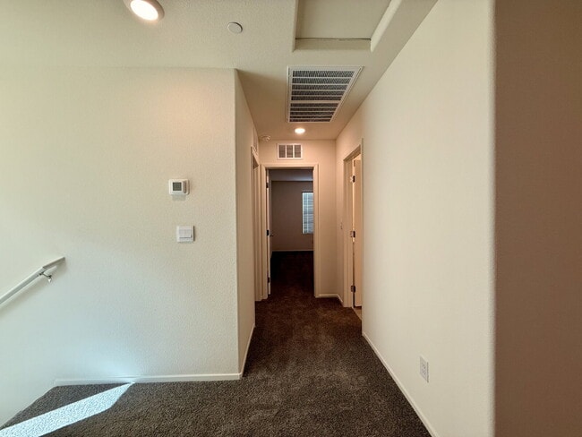 Building Photo - 3 BED 2.5 BATH 2 CAR GARAGE TOWNHOUSE W/ LOFT FOR RENT!!!