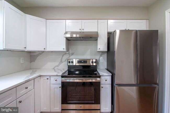 Building Photo - 9709 Lakepointe Dr