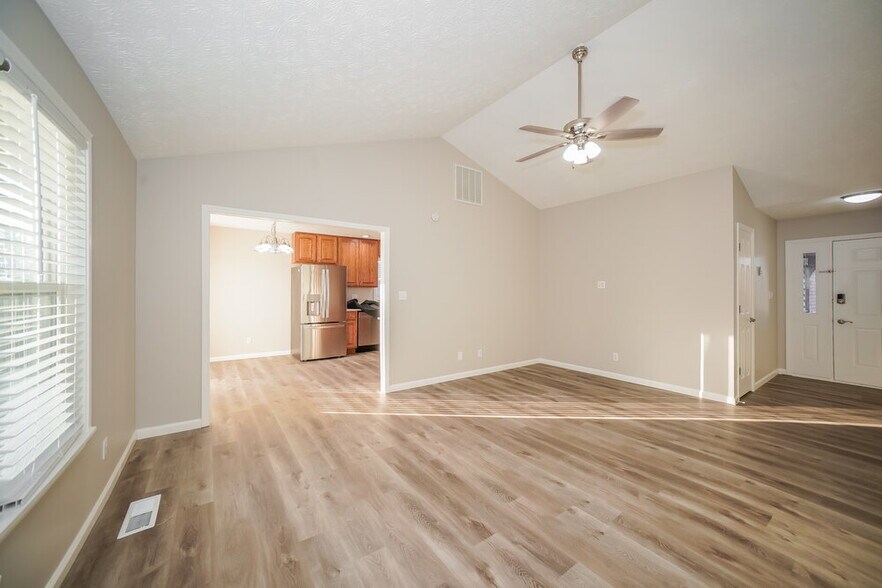 Building Photo - 703 Willow Ct