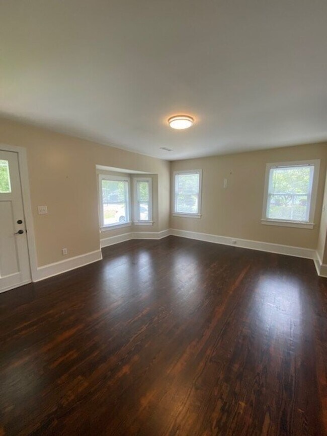Building Photo - Introducing a charming 2-bedroom, 2-bathro...