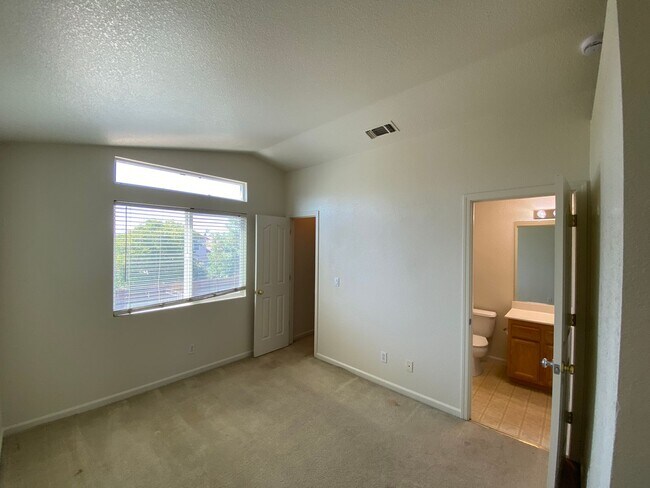 Building Photo - Spacious & Nice!