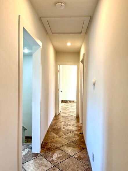 Building Photo - 1031 W 12th St