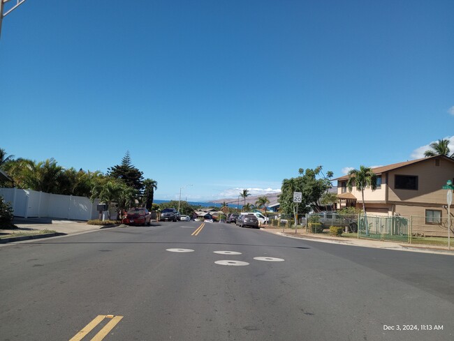 from the corner you can see the Ocean! (I’m .5 mile up from Beach, Farmstand, & shave ice!) - 281 Kaikea St