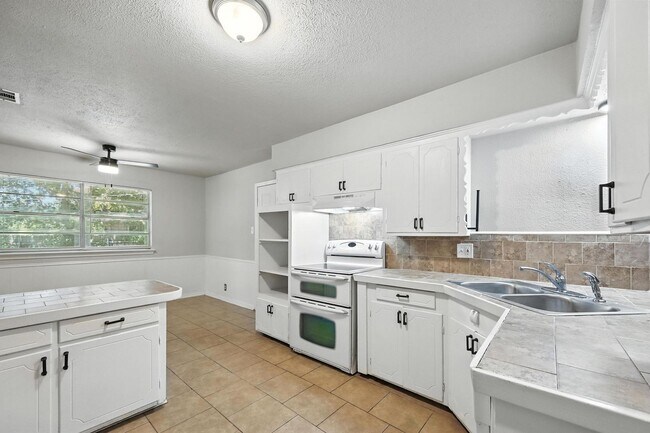 Building Photo - QUAINT 3 Bed, 2 Bath Home in Mckinney, TX!...