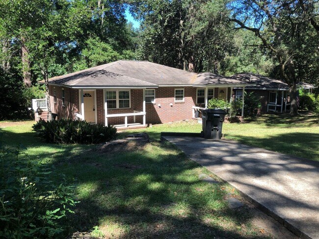 Primary Photo - Great 2 BR 1 BA w/ Stack Washer/Dryer