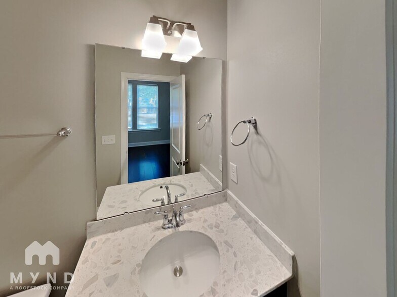 Building Photo - 2547 Statesville Ave