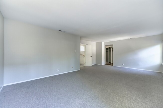 Building Photo - STUNNING 4BD / 2.5BTH SINGLE FAMILY RIGHT ...