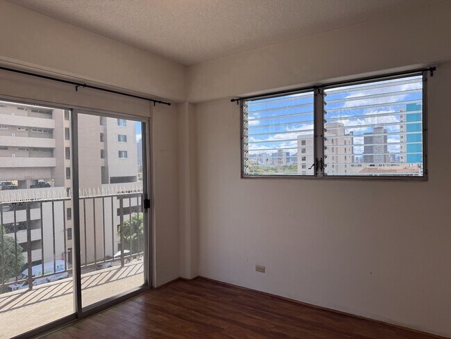 Building Photo - ?? For Rent – Spacious 2-Bedroom + Den, 2-...