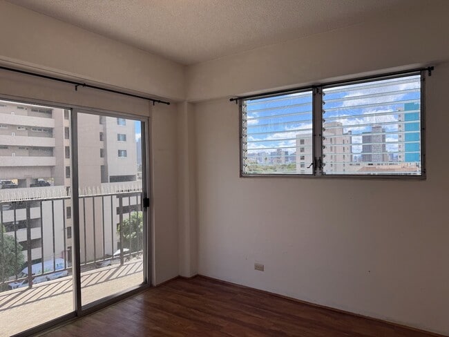 Building Photo - 2 Bed/2 Bath/W Den/1 parking - Near to Kap...