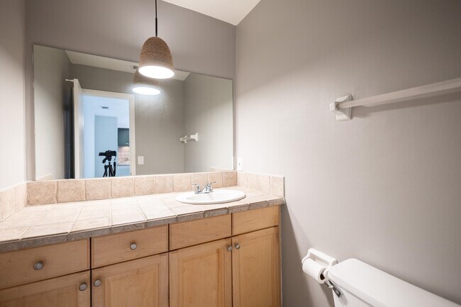 Building Photo - 1640 Shaker Cir