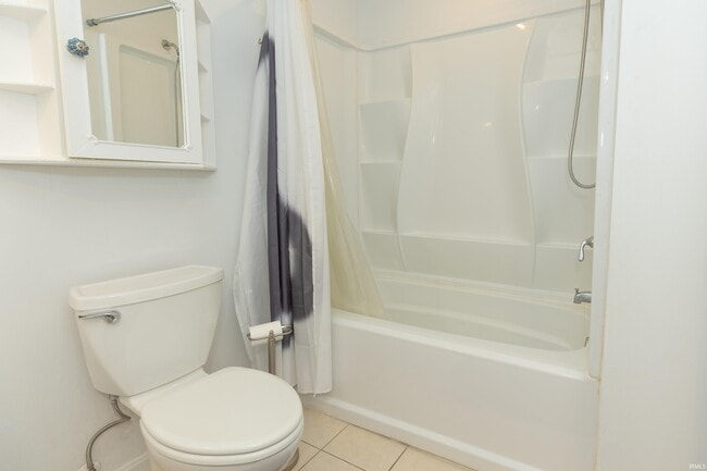 Building Photo - 5122 Woodridge Dr