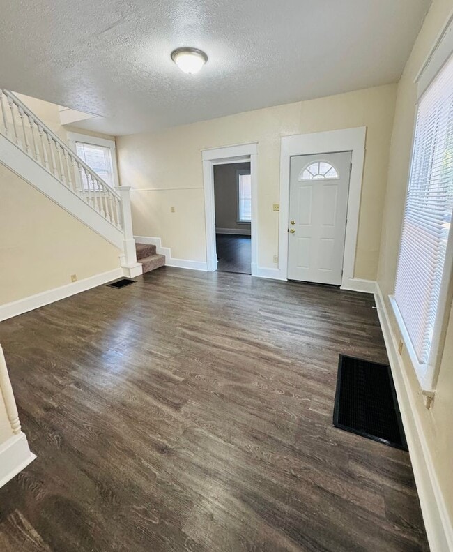 Building Photo - This home shines!