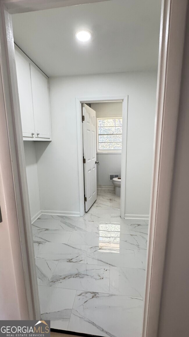 Building Photo - 723 Sheffield Rd