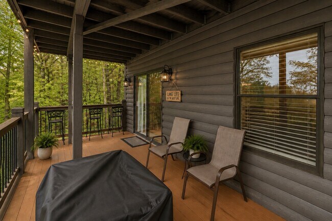 Building Photo - 11904 White Oak Dr