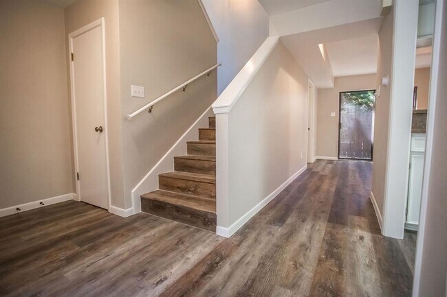 Building Photo - 2301 Mistletoe Dr