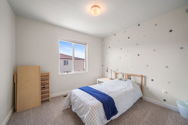 Building Photo - 972 W 540 S