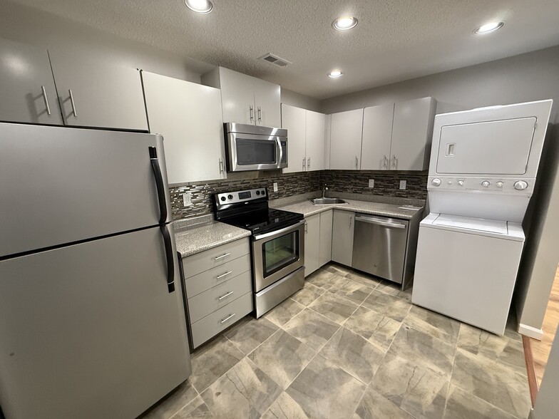 Building Photo - 1686 E Swan Cir