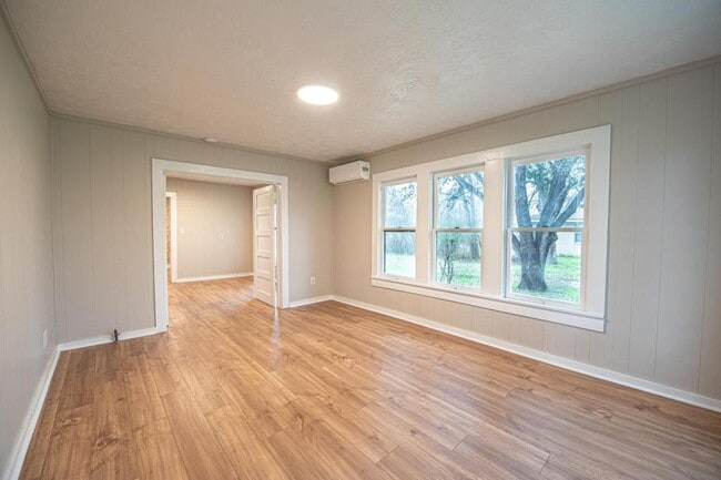 Building Photo - 1606 TX-21