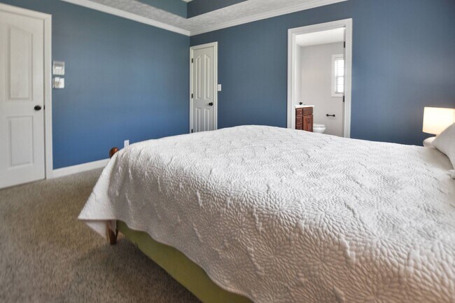 Building Photo - Pet Friendly Three Bedroom with Bonus!