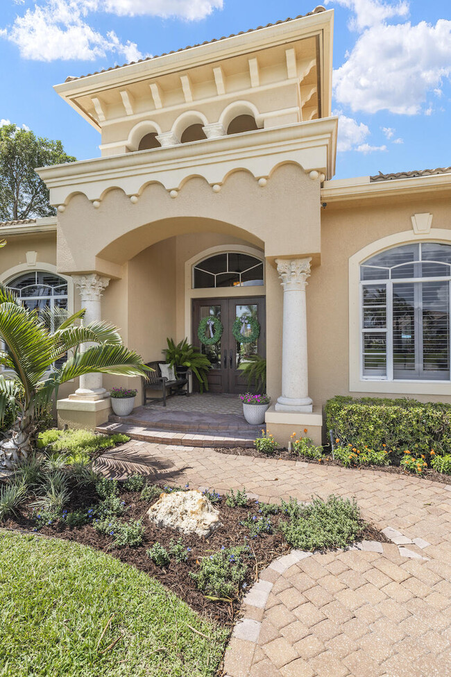 Building Photo - 15385 Meadow Wood Dr