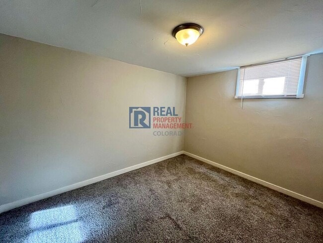 Building Photo - 324 Davie Dr