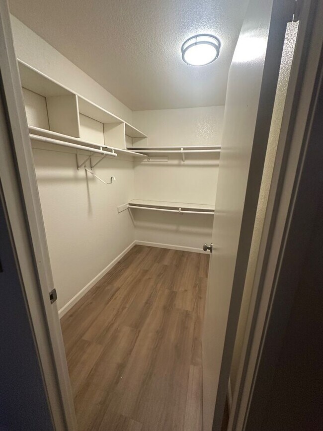 Building Photo - Desirable Duplex Unit with Lincoln Schools