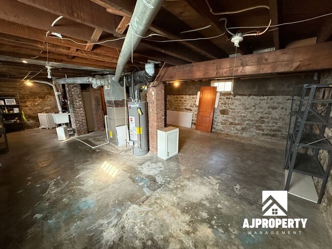 Building Photo - 821 N Prairie Ave